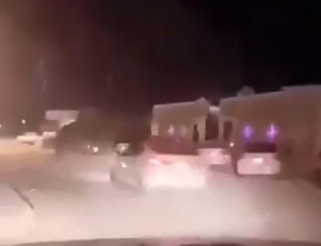 شاهد.. اصطدام سيارة بناقة في أحد الأحياء بالمملكة