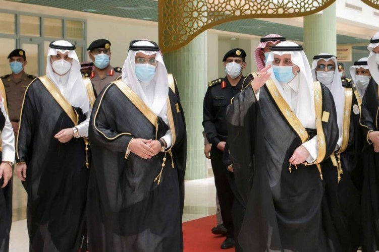 أمير تبوك ينقل تحيات خادم الحرمين وولي العهد لخريجي وخريجات الدفعة الرابعة عشر من جامعة تبوك