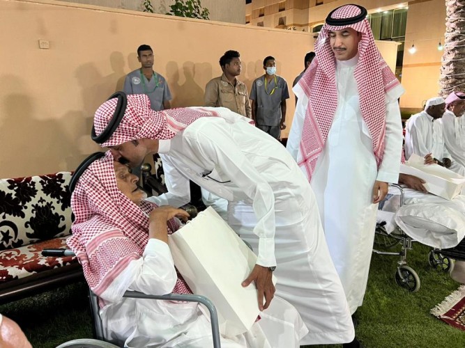 هدايا منوعة تُقدم للآباء في حفل معايدتهم بدار الرعاية الاجتماعية بحائل