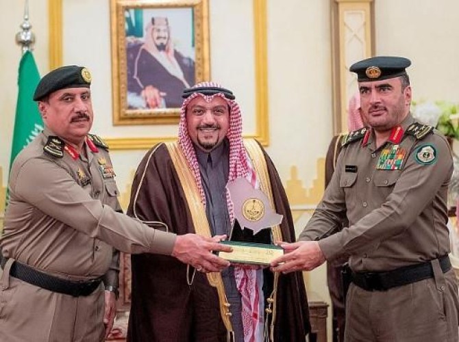 أمير القصيم يكرم 6 أفراد من منسوبي مرور المنطقة