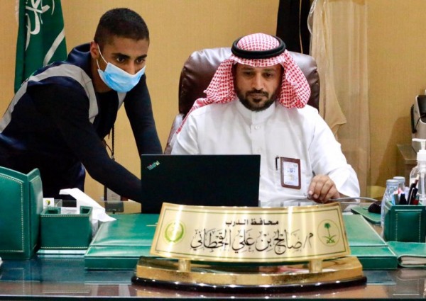 القحطاني يعايد المرضى بالاتصال المرئي في الدرب القحطاني يعايد المرضى بالاتصال المرئي في الدرب
