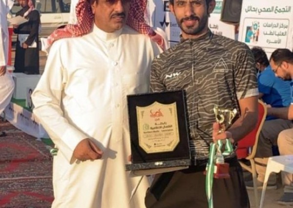 رابطة الشمال الإعلامية تقدم شهادة شكر للشاعر “فوزي بن مربح الرشيدي” رابطة الشمال الإعلامية تقدم شهادة شكر للشاعر “فوزي بن مربح الرشيدي”
