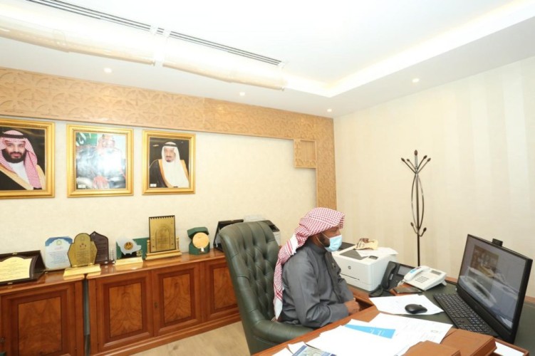 المدير العام لفرع الشؤون الإسلامية بالقصيم يعقد اجتماعًا عن بعد عبر تقنية الزوم مع مديري الادارات والمكاتب