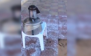 شاهد: مواطنة تجهز إفطار كل يوم صباحا للمارة .. وموثق الفيديو: يكشف السبب!