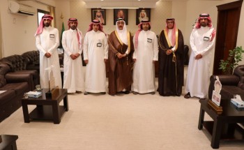 محافظ رياض الخبراء يطّلع على خدمات مكتب البيئة و الزراعة ويتسلّم درعًا تقديريًا محافظ رياض الخبراء يطّلع على خدمات مكتب البيئة و الزراعة ويتسلّم درعًا تقديريًا
