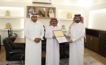 نظير جهوده الإعلامية التي أسهمت في إبراز التنمية في المحافظة .. محافظ الطوال يكرم الاعلامي عبدالله مشهور