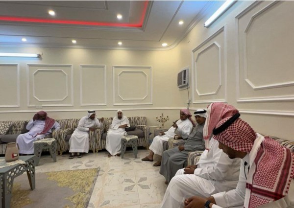 بعد إنتهاء عزاء والدهم.. أبناء الشيخ إبراهيم خواجي يزورون صديق والدهم في منزله بعد إنتهاء عزاء والدهم.. أبناء الشيخ إبراهيم خواجي يزورون صديق والدهم في منزله
