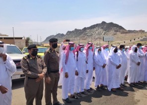 محافظ محايل في مقدمة مستقبلي جثمان الشهيد حمدان خواجي محافظ محايل في مقدمة مستقبلي جثمان الشهيد حمدان خواجي