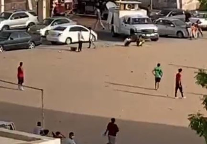 بالفيديو: شباب يتجاهلون الاجراءات الاحترازية ويلعبون كرة القدم داخل حي بجدة