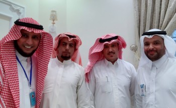 شاهد: رجل الأعمال “مساعد القلادي” يقدم درع الصحيفة ومبالغ مالية لـ”عبدالرحمن و جاسم العويمري” أبطال البحث والعثور على مفقود “مرغان”