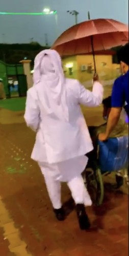 شاهد …. موقف إنساني حارس أمن يقوم بتغطية مواطن من ذوي الاحتياجات الخاصة عن المطر