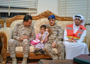 بالفيديو والصور.. “التحالف” ينقذ طفلة من والدها الحوثي بعد أن استخدمها كدرع بشرية في مناطق القتال