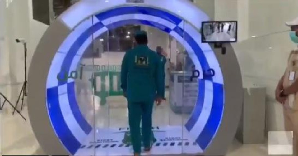 شاهد .. أول فيديو لحظة تجريب جهاز التعقيم الذاتي بعد وضعه على أحد أبواب المسجد الحرام