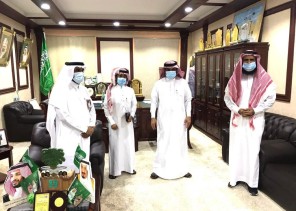 محافظ بـيـش يكرم المعلمين المتميزين بمناسبة اليوم العالمي للمعلم