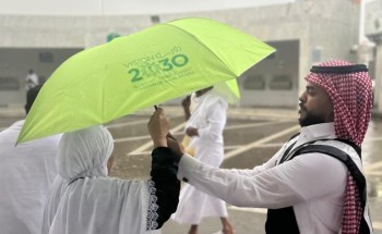 بالصور .. بتوجيهات وزير الشؤون الإسلامية فرع “الشؤون الإسلامية” بمكة المكرمة يباشر توزيع الآف المظلات على المعتمرين
