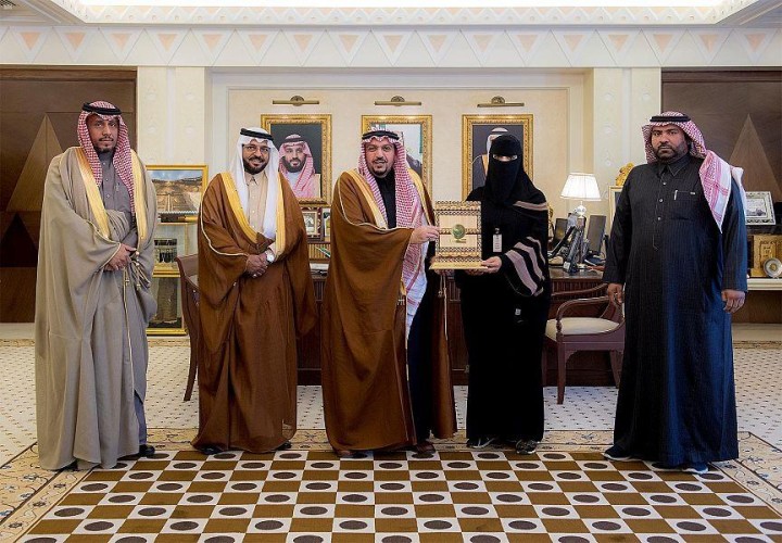 أمير القصيم يكرم الممرضة “مريم الشمري” بديوان الإمارة