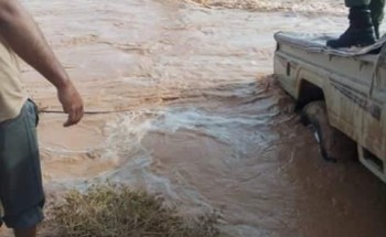 صور.. إنقاذ 4 سعوديين بالأردن بعد أن حاصرتهم السيول بأحد الأودية صور.. إنقاذ 4 سعوديين بالأردن بعد أن حاصرتهم السيول بأحد الأودية