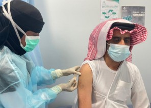 منسوبو ومنسوبات تعليم النماص يتلقون لقاح كوفيد19