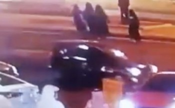 بالفيديو: دهس 3 فتيات على طريق سريع بـ”خميس مشيط” .. والكشف عن حالتهن الصحية! بالفيديو: دهس 3 فتيات على طريق سريع بـ”خميس مشيط” .. والكشف عن حالتهن الصحية!