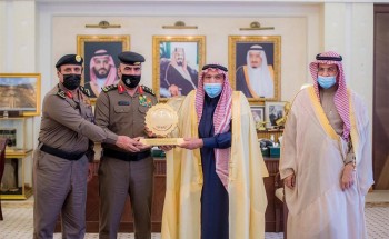 أمير القصيم يكرم عدداً من منسوبي المرور بالمنطقة بعد الإطاحة بـ”مواطن” انتحل شخصية رجل أمن