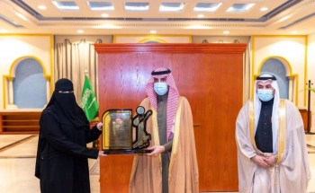 أمير الجوف يكرم الممرضة الشمري لتميزها على مستوى المملكة