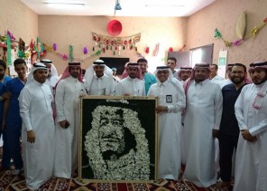 نزلاء مركز الإخاء يبدعون في تنفيذ عملين فنيين يحملان صورتي خادم الحرمين وولي العهد