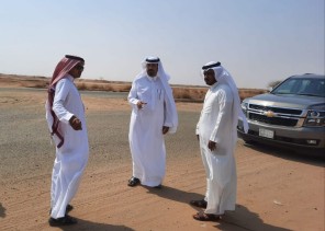 محافظ بيش يقف مع رئيس البلدية على موقع المنطقة الصناعية