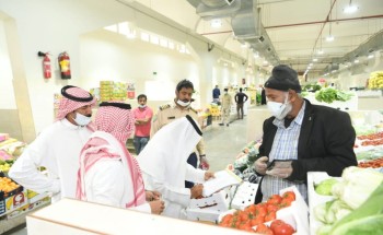 أمانة الشرقية ووزارة التجارة تقومان بحملة تفتيشية بسوق الخضار المركزي في الدمام