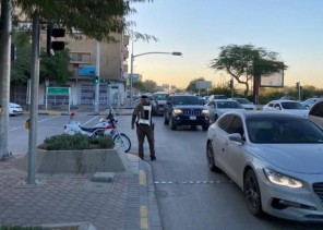 مرور ينبع يضبط مفحط تباهى بنشر مقاطعه عبر “سناب شات”.. وإحالته لهيئة الفصل في المخالفات المرورية مرور ينبع يضبط مفحط تباهى بنشر مقاطعه عبر “سناب شات”.. وإحالته لهيئة الفصل في المخالفات المرورية