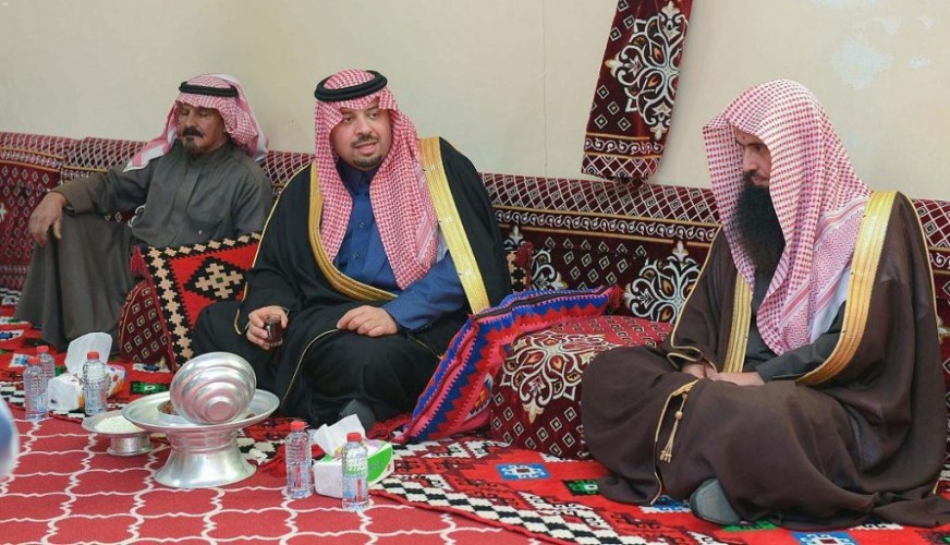 أمير الشمالية يزور مواطن عفا عن قاتل ابنه العام الماضي في العويقيلة