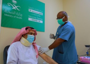 محافظ وادي الدواسر يقف على مركز لقاحات كورونا بعد تجهيزه