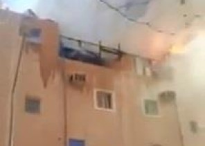 بالفيديو .. حريق هائل يلتهم سطح مبنى سكني في دولة الكويت. بالفيديو .. حريق هائل يلتهم سطح مبنى سكني في دولة الكويت.