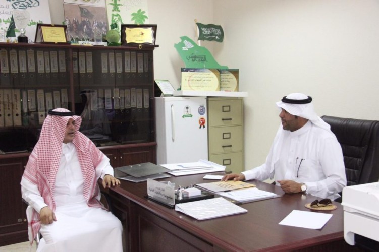مدير تعليم عنيزة يحتفي بالمعلمين والمعلمات في يومهم العالمي.. ويثمن دورهم المحوري في بناء المستقبل