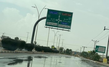 سالت على إثرها الشعاب .. هطول أمطار غزيرة على مركز القوارة بالقصيم
