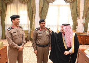 سمو أمير منطقة الرياض يقلد قائد أمن المواكب بمرور الرياض رتبته الجديدة سمو أمير منطقة الرياض يقلد قائد أمن المواكب بمرور الرياض رتبته الجديدة