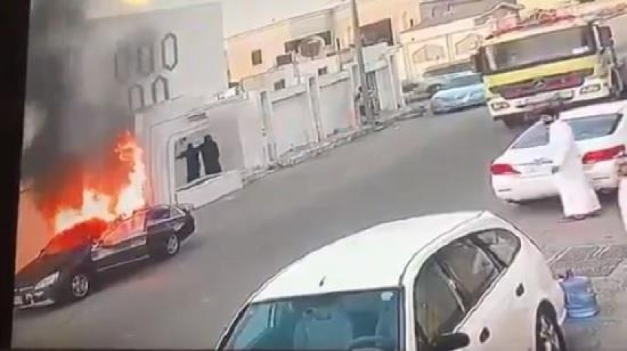 اشتعال النيران في سيارة متوقفة.. وصاحبها يرجع السبب إلى شاحن متنقل (فيديو)