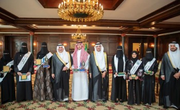 أمير تبوك يستقبل طلاب مدارس الملك عبدالعزيز النموذجية بعد تتويجهم بجائزة أفضل تحالف روبوتات على مستوى المملكة أمير تبوك يستقبل طلاب مدارس الملك عبدالعزيز النموذجية بعد تتويجهم بجائزة أفضل تحالف روبوتات على مستوى المملكة