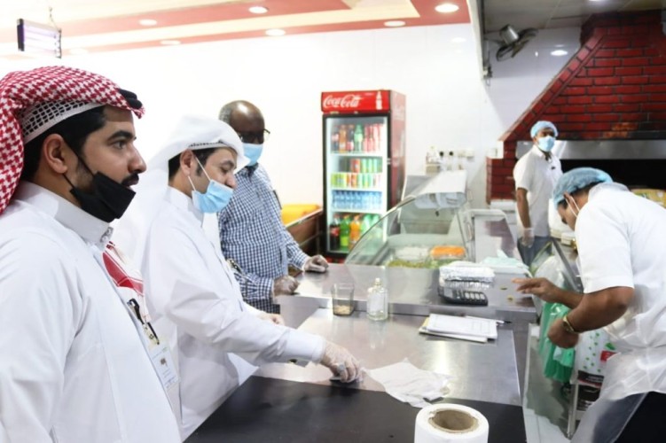 “آل مصمع” في جولات ميدانية على الأسواق والمطاعم ويتابع عمليات التعقيم في رجال ألمع