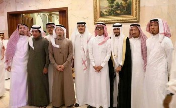 مهندسون يابانيون يحضرون زواج زميلهم مرتدين الزي السعودي.. ويشاركونه رقصة المزمار