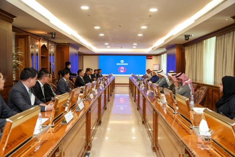 المهندس الفضلي يبحث أوجه التعاون الزراعي والبيئي مع وزير الثروة الطبيعية التايلاندي