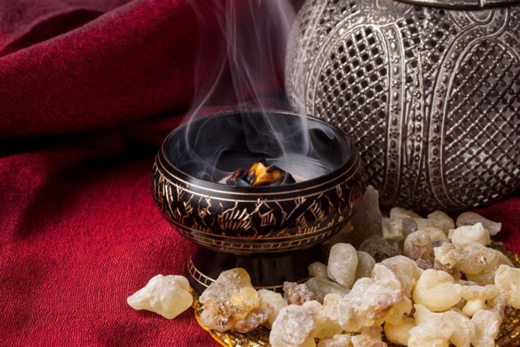 توضيح من الخثلان بشأن إذا كان البخور يفطر الصائم حال استنشاقه أم لا؟
