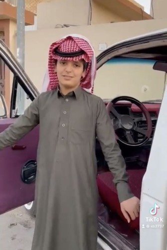 في لمحة تجسد الوفاء والكرم .. شاهد: الشبل  “زياد القلادي” يفزع للشاعر “هلال المطيري” ويهديه مركبته التي لا يملك غيرها بسبب ضائقته المالية