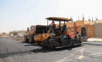 أمانة الجوف تواصل سفلتة ٣٩ ألف متر مربع بمخطط السلام بقارا