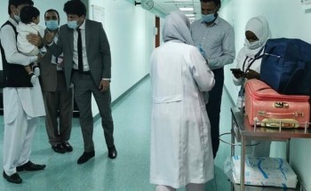 غادرت والدته بدونه .. بالفيديو: لحظة تسليم طفل باكستاني أمضى عام كامل في الحضانة غادرت والدته بدونه .. بالفيديو: لحظة تسليم طفل باكستاني أمضى عام كامل في الحضانة