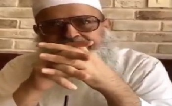 براً بوالدته .. بالفيديو: الشيخ “عبدالحميد السلمان” يكشف عن عدم خروجه من المنزل إلا بعد أن يستأذنها