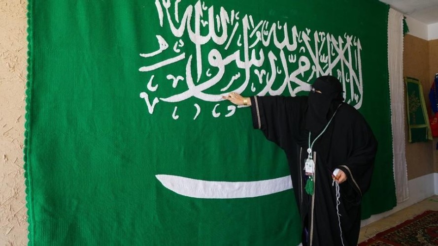 بالصور.. مواطنة تصنع أكبر علم للمملكة من السدو تجذب به أنظار زوار مهرجان الجنادرية 33
