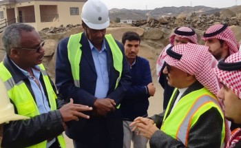 “الشراري” يتفقد مشاريع الطريق الرديف الشمالي بأبها ..وينذر المقاول بسحب المشاريع