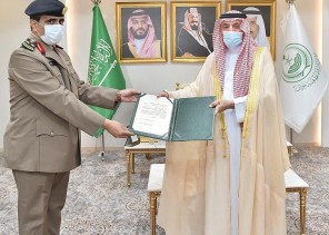 بالصور: أمير نجران يكرم رجال الأمن المشاركين في تعقب أحد الجناة المتهم في قضية قتل والقبض عليه بالصور: أمير نجران يكرم رجال الأمن المشاركين في تعقب أحد الجناة المتهم في قضية قتل والقبض عليه