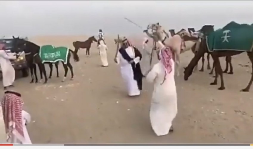 بالفيديو .. شاهد أمير سعودي يحتفل باليوم الوطني على “طريقته الخاصة” في الصحراء