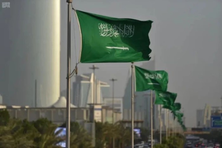 السعودية تؤكد حق الرد على العدوان الإيراني بعد استهداف الرياض والمنطقة الشرقية